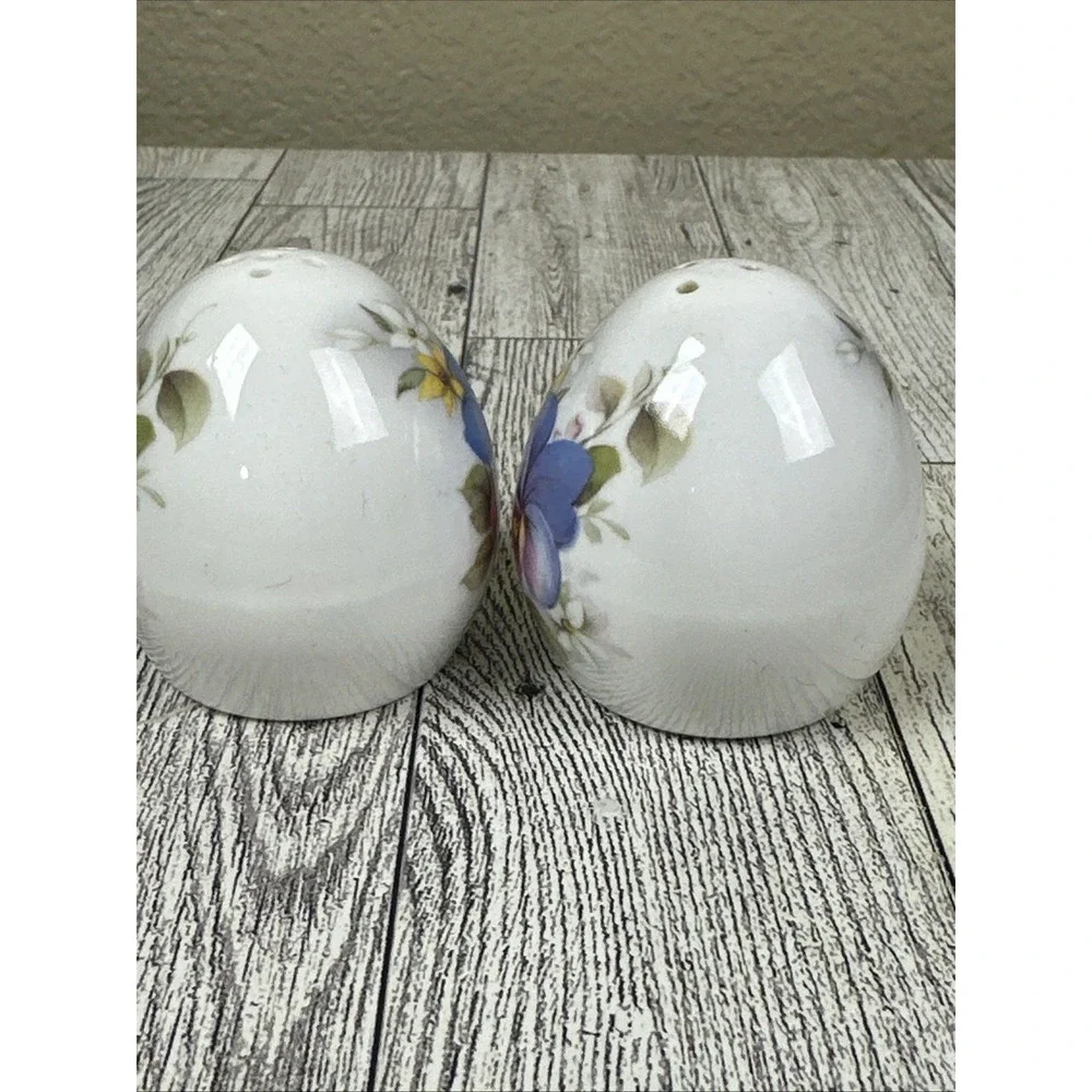 Vintage Pair Of Salt And Pepper Shakers Blue Pink Flower Cottagecore Shabby Chic